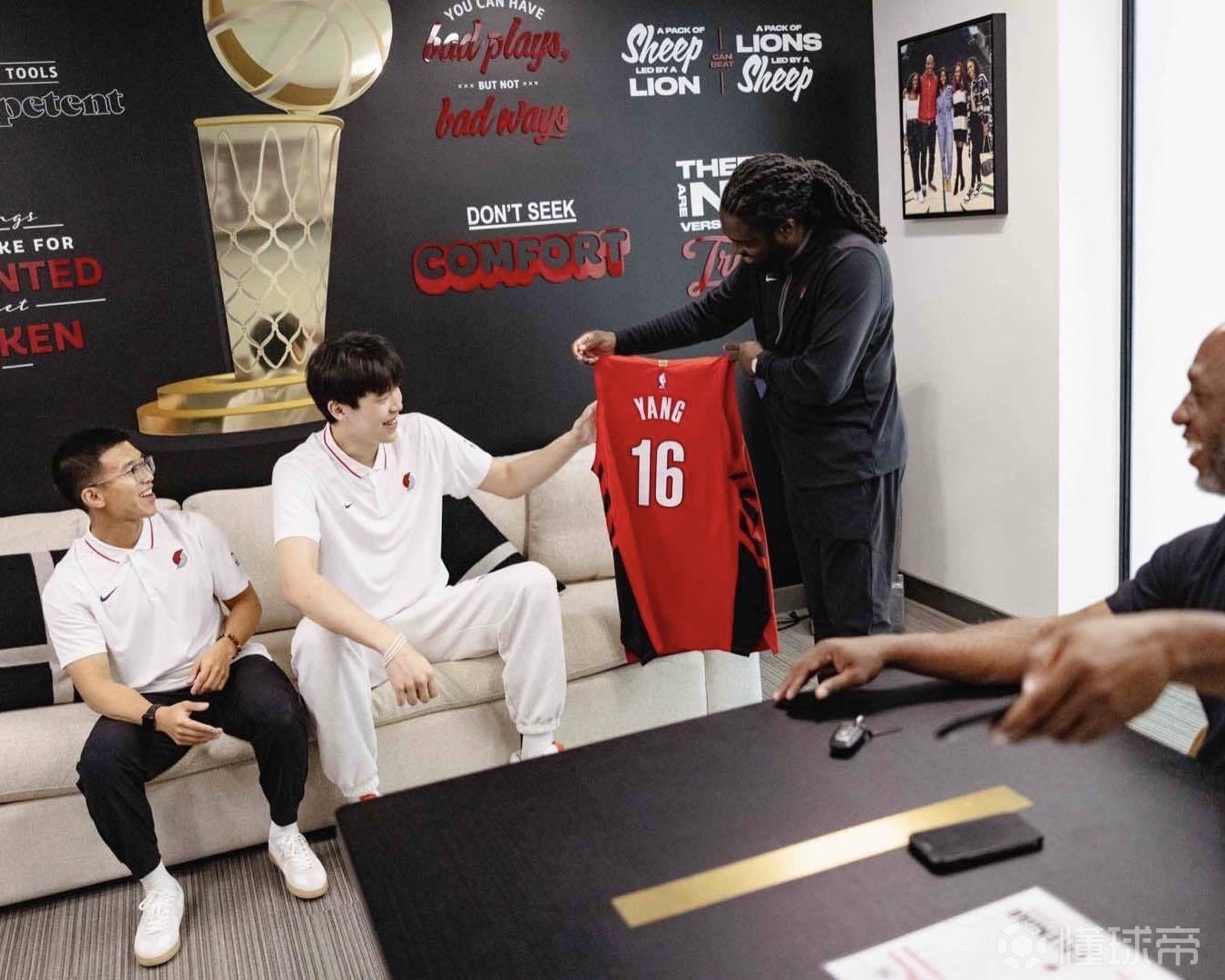 九游官网入口注册-赛地聚焦:欧篮联清晨热度飙升;波特兰开拓者防线松动;更衣室稳定;身体对抗强度拉满(开拓者直播在线观看高清直播)